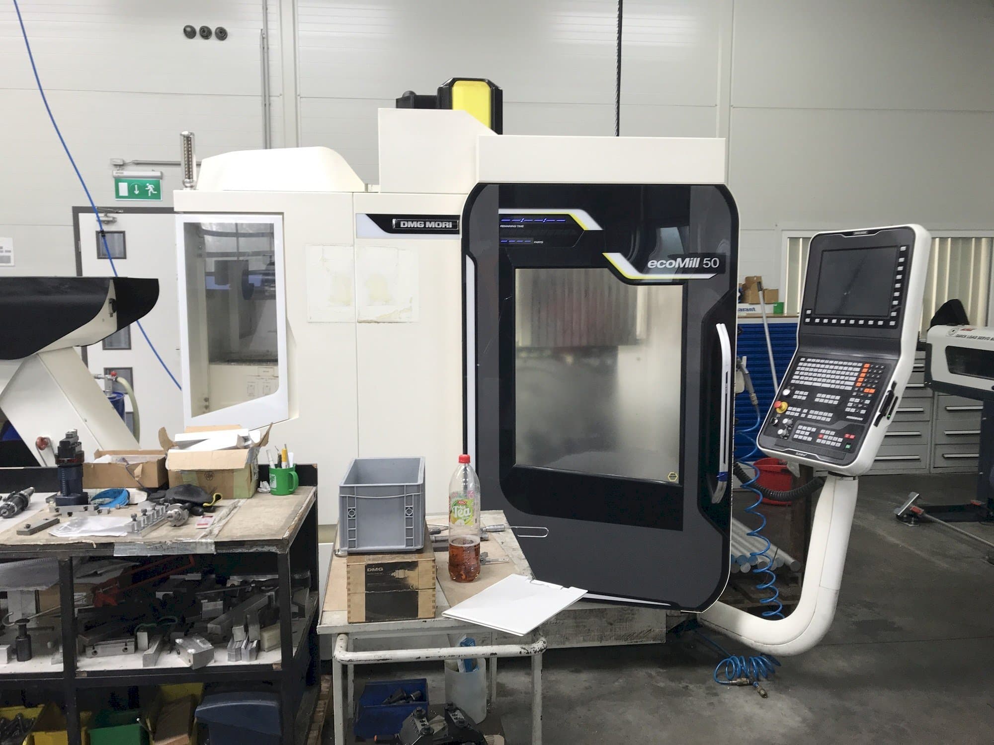 Widok z przodu maszyny DMG MORI Ecomill 50