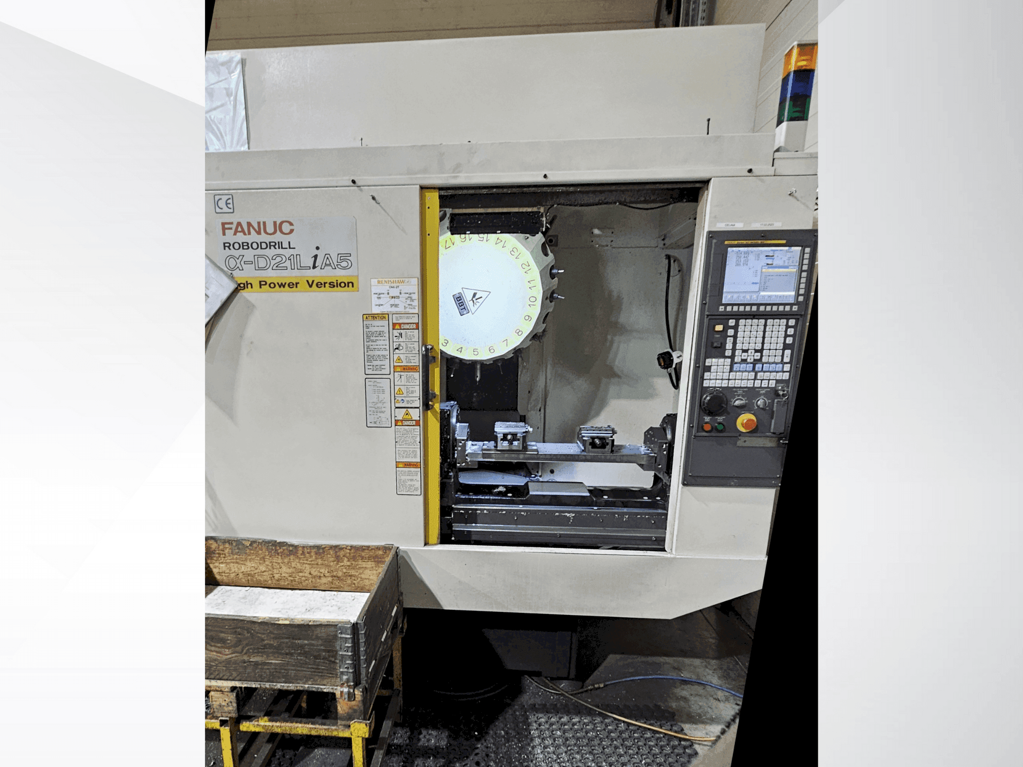 Widok z przodu maszyny FANUC Robodrill α-D21L iA