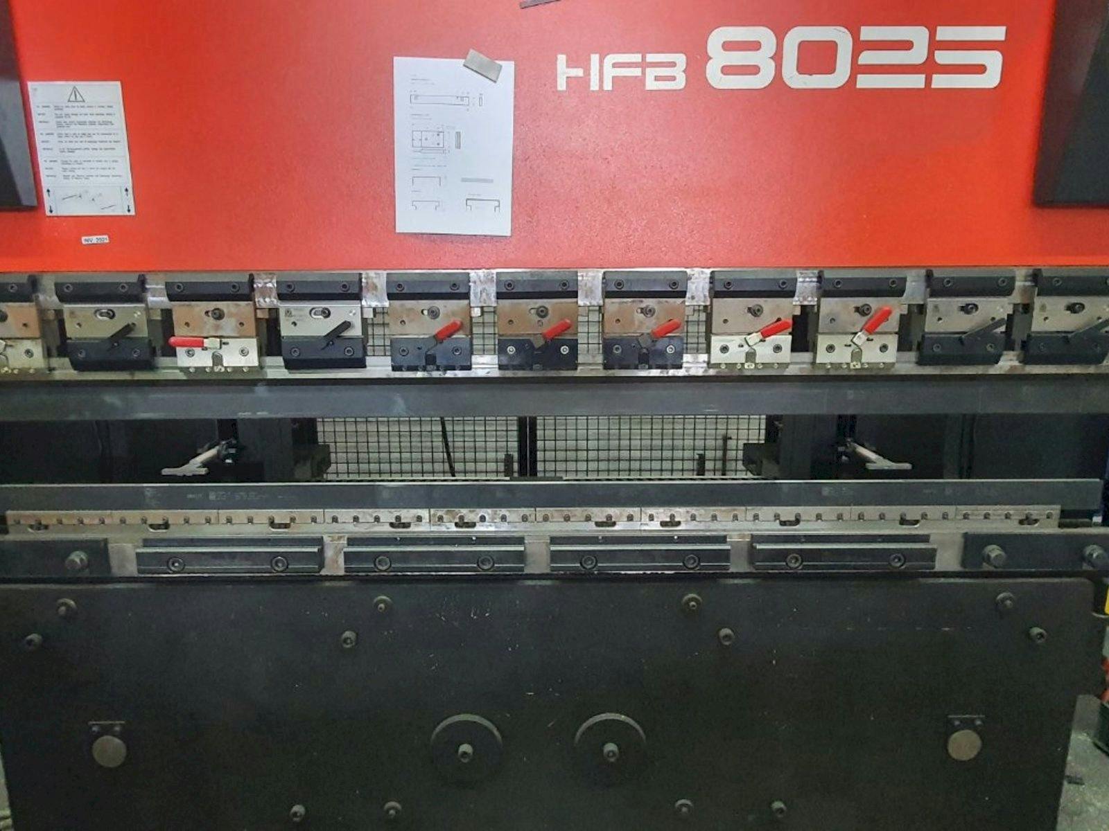 Widok z przodu maszyny AMADA HFBO 80-25