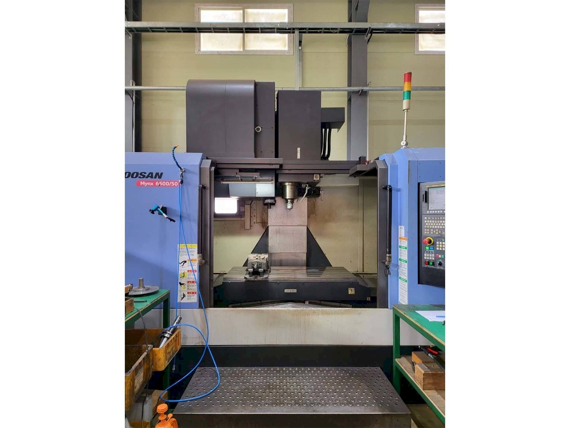 Widok z przodu maszyny Doosan MYNX 6500/50