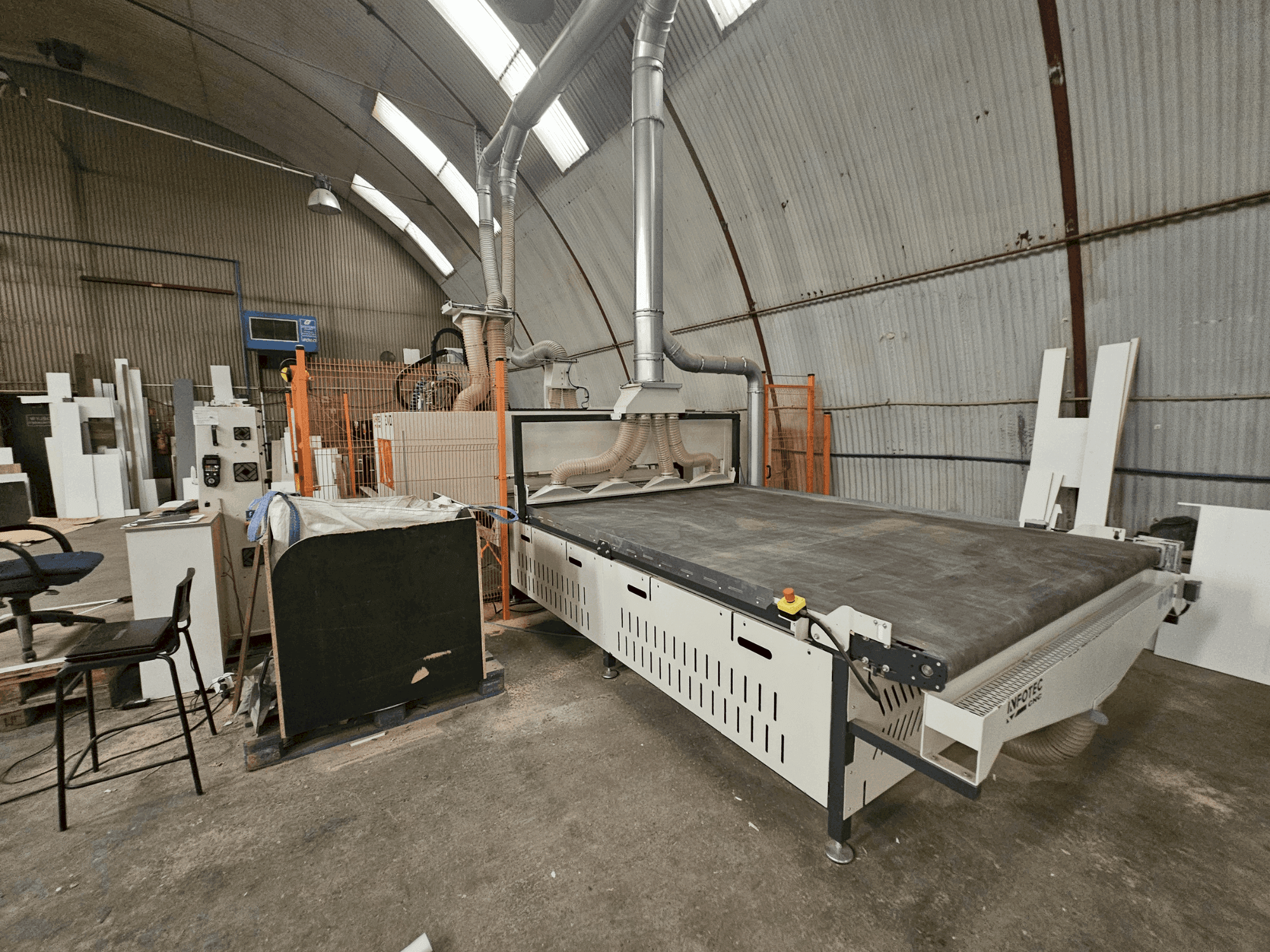 Widok z przodu maszyny INFOTEC 3121 PRO EVO