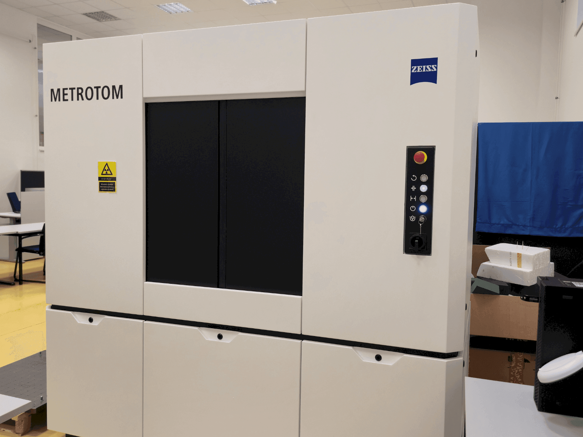 Widok z przodu maszyny ZEISS Metrotom 6Scout