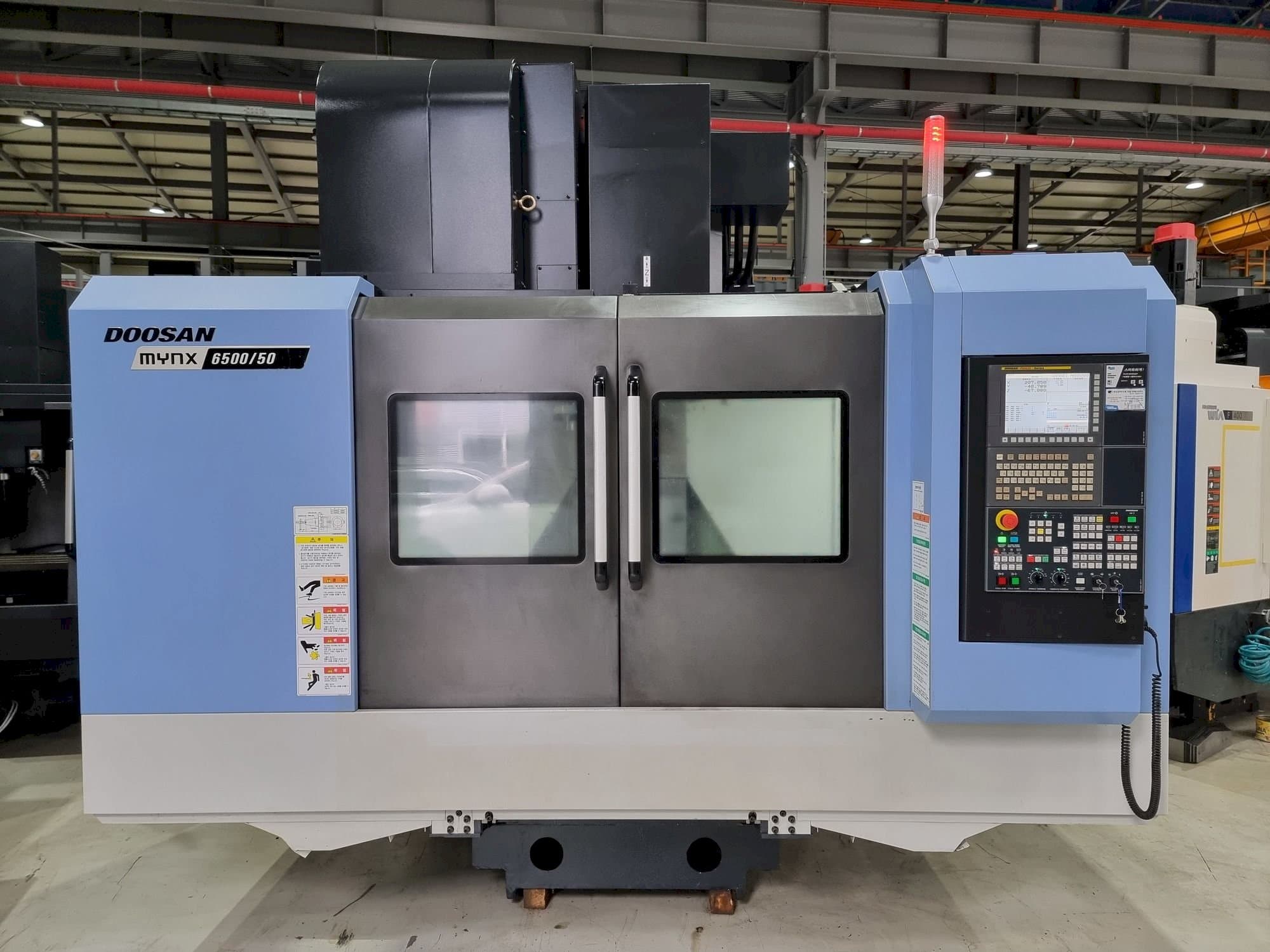Widok z przodu maszyny Doosan MYNX 6500/50