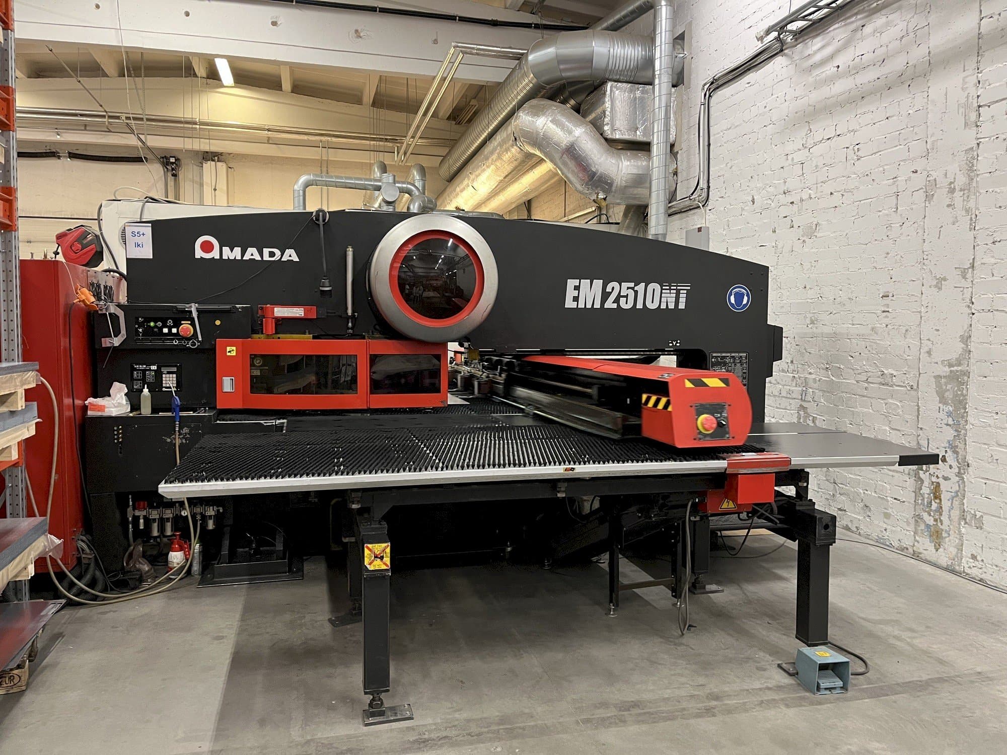 Widok z przodu maszyny AMADA EM2510NT