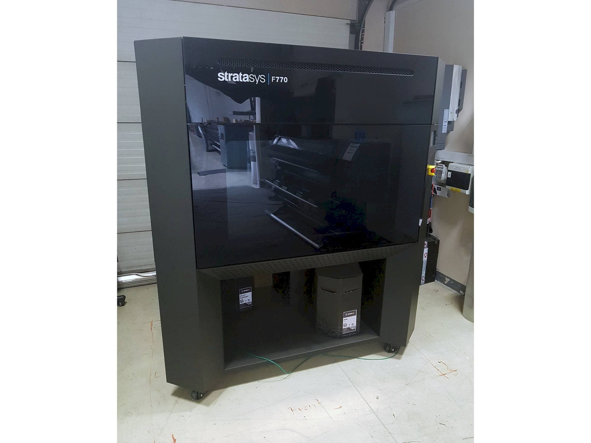 Widok z przodu maszyny Stratasys F770