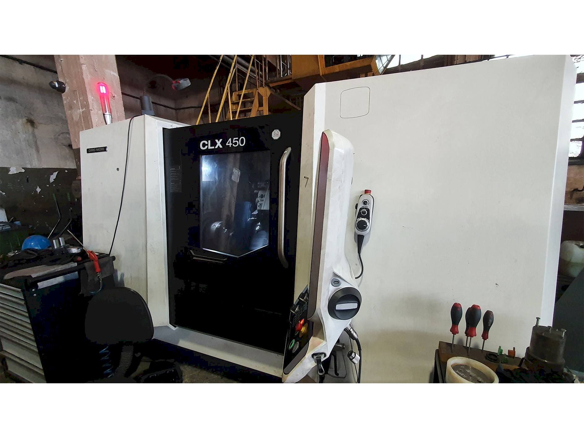 Widok z przodu maszyny DMG MORI CLX450