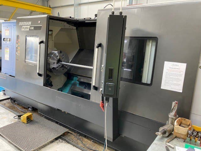 Widok z przodu maszyny Doosan Puma 5100LB