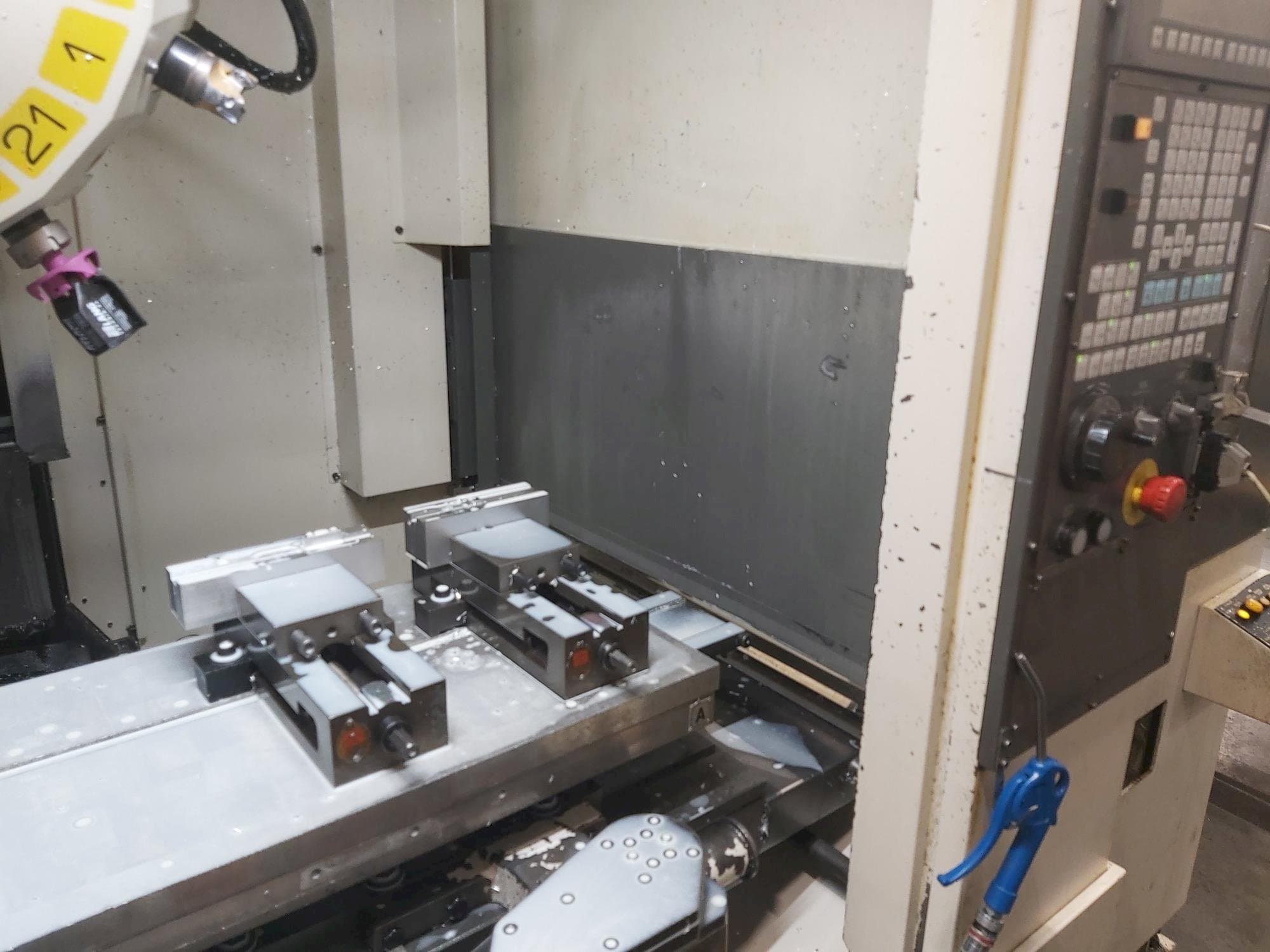 Widok z przodu maszyny FANUC Robodrill Alpha T21iE