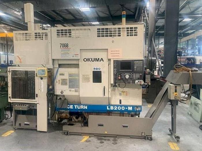 Widok z przodu maszyny Okuma LB 200M