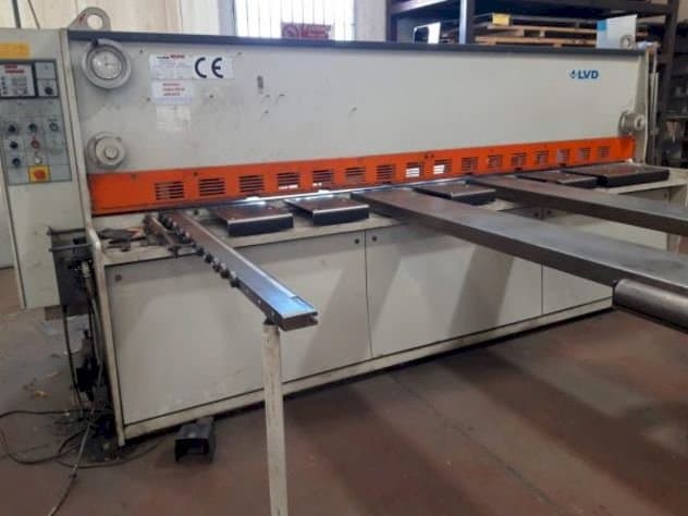 Widok z przodu maszyny LVD LDR 3000mm x 6mm