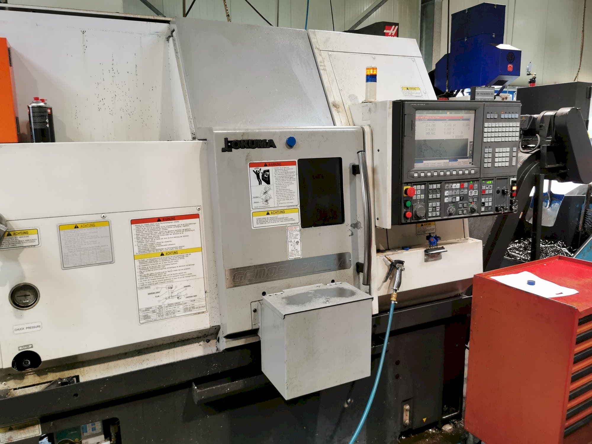 Widok z przodu maszyny Okuma GENOS L200E-MY