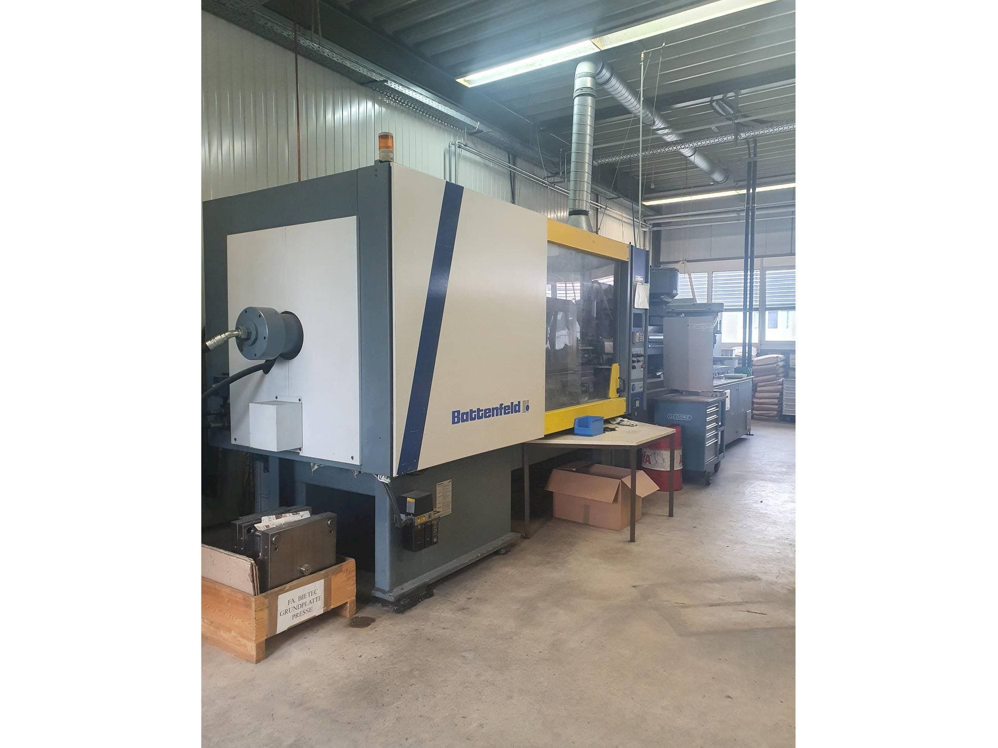 Widok z przodu maszyny Battenfeld BK 3500/2800