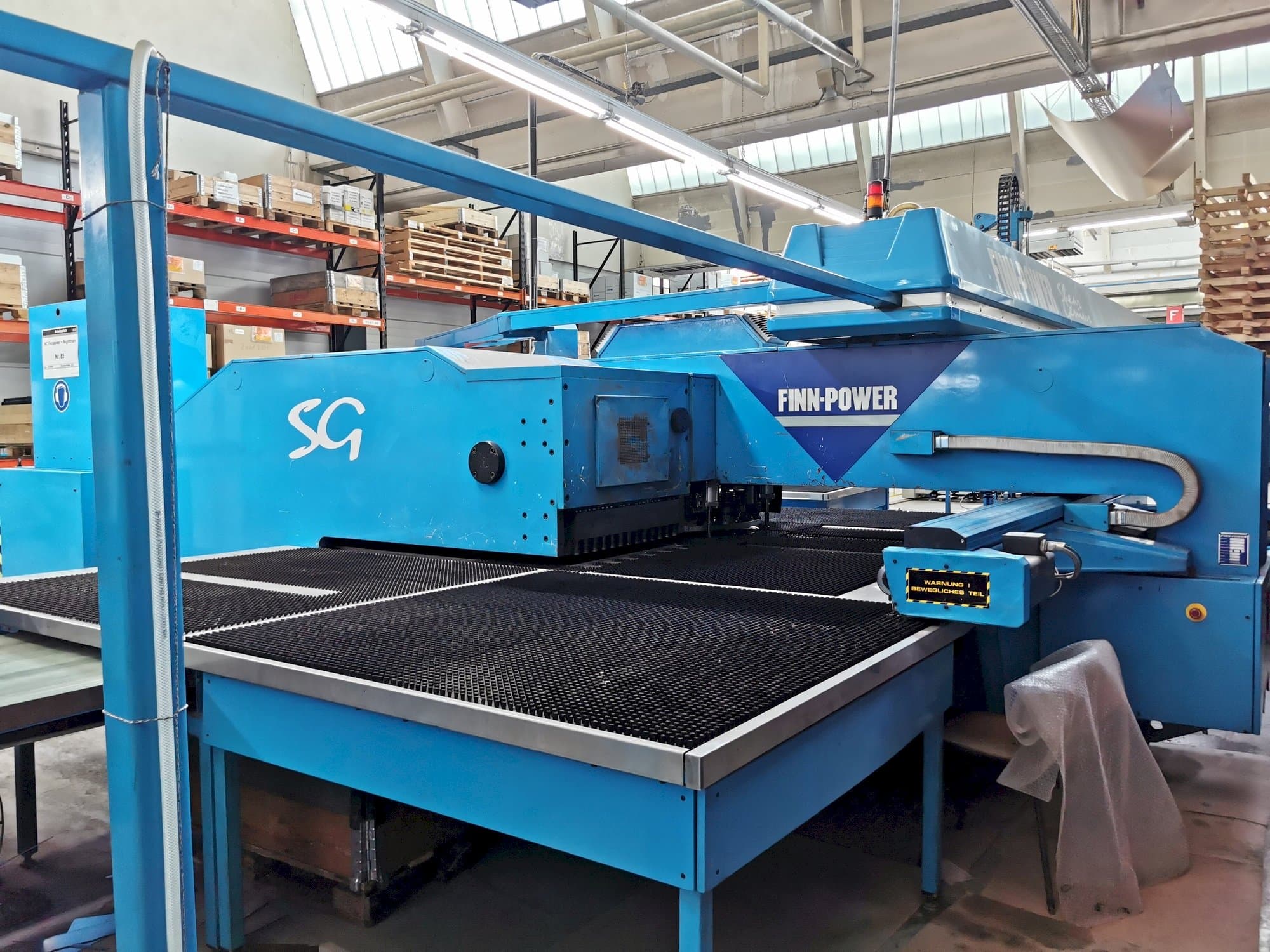 Widok z przodu maszyny Finn-Power RS 1000/38