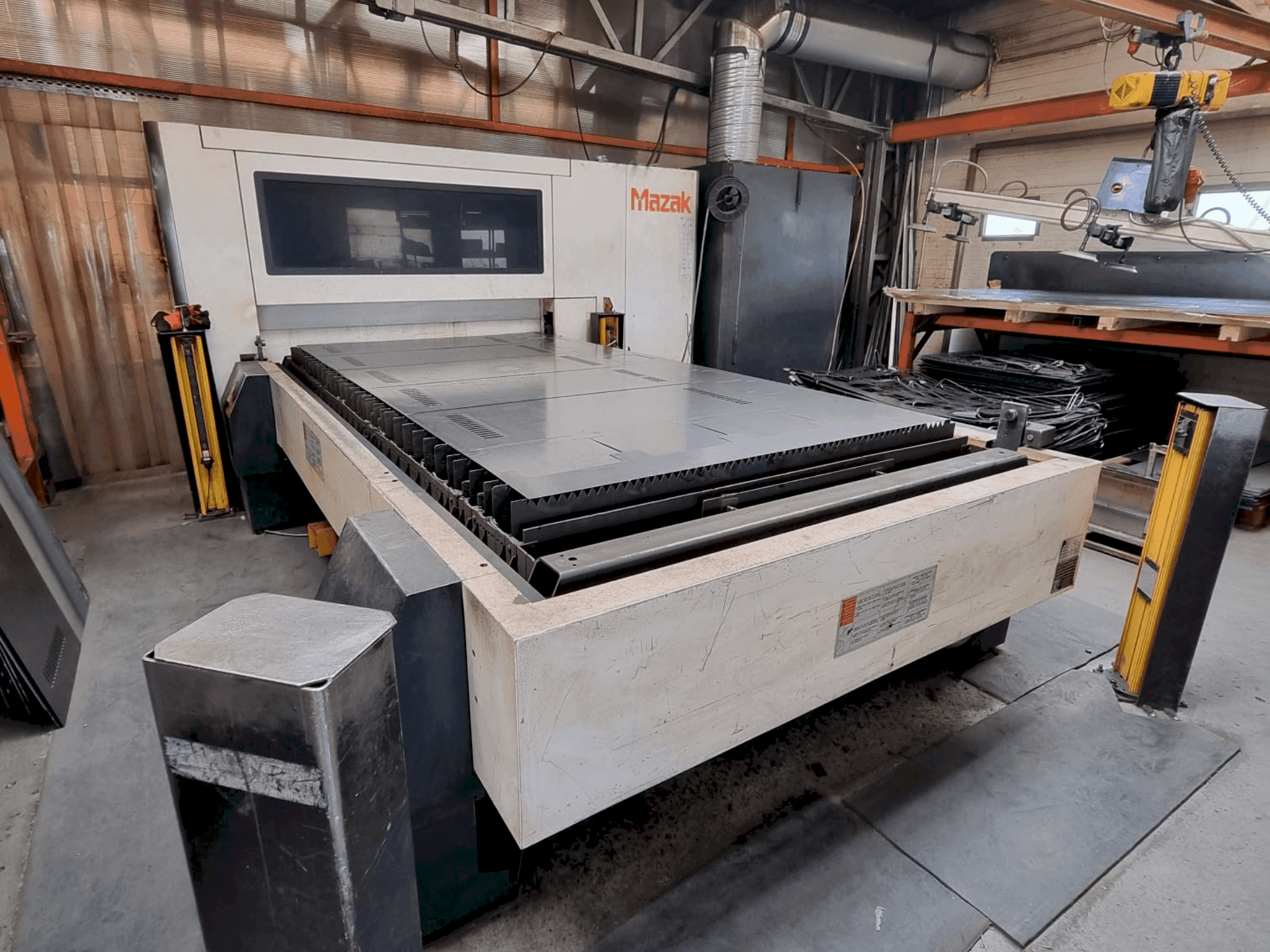 Widok z przodu maszyny Mazak OPTIPLEX 3015 FIBER II