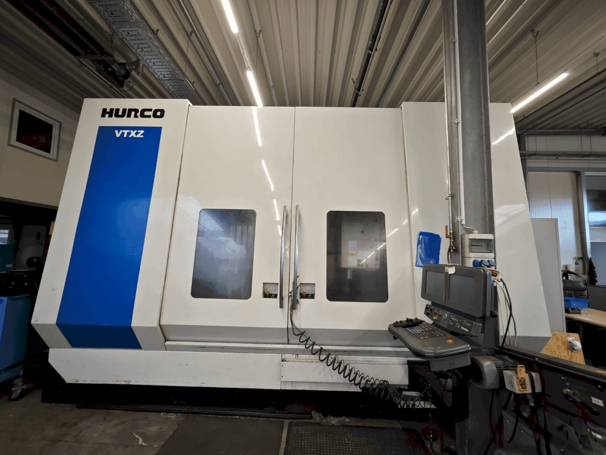 Widok z przodu maszyny Hurco VTXZ