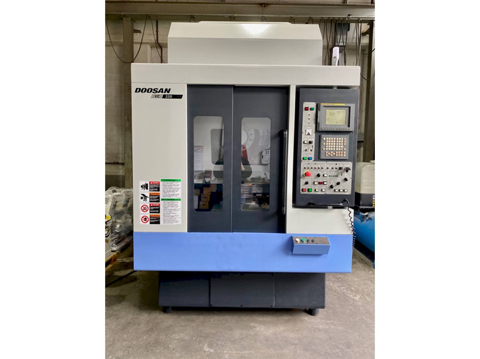 Widok z przodu maszyny Doosan VC 320