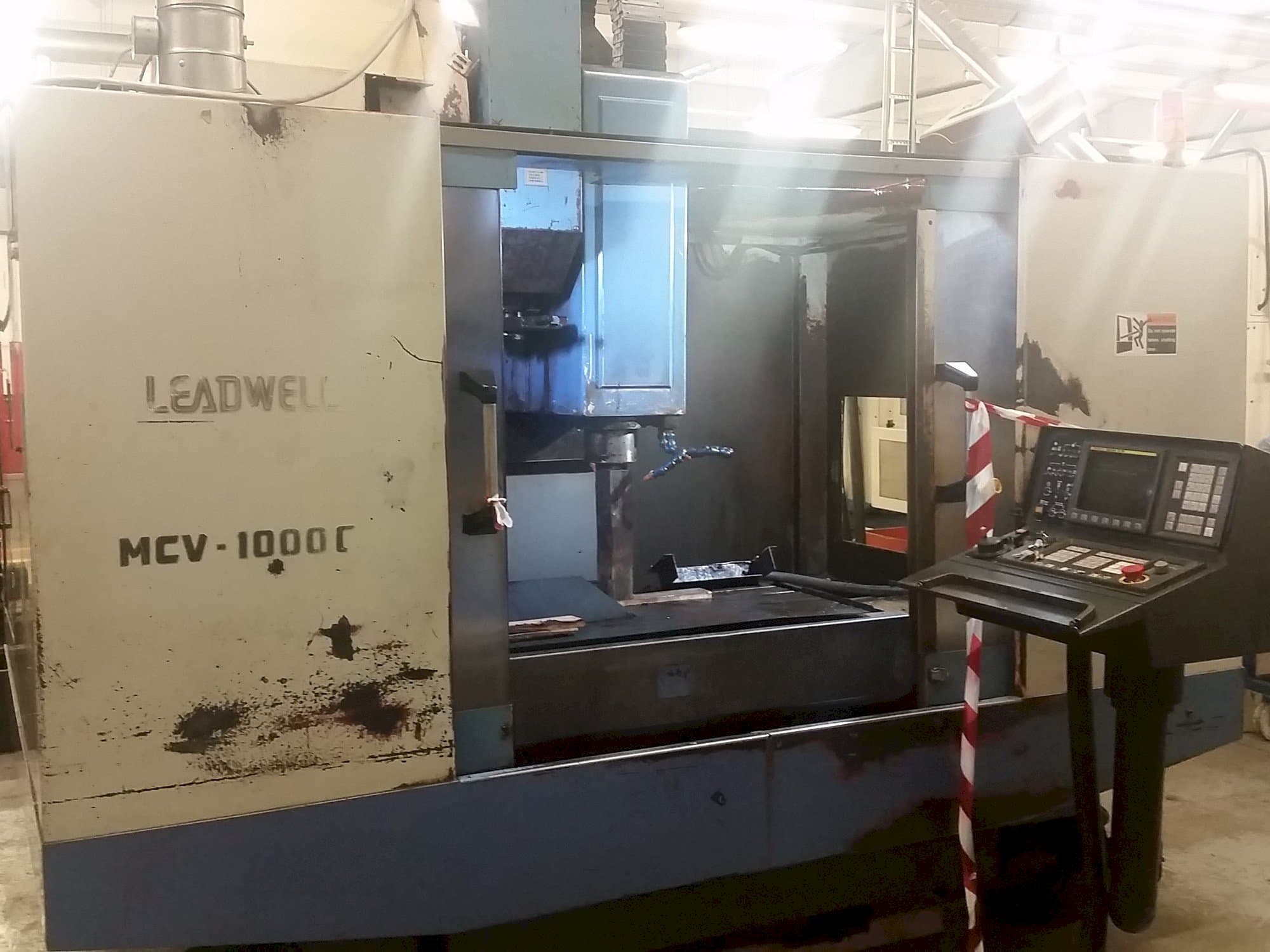 Widok z przodu maszyny Leadwell MCV-1000CR