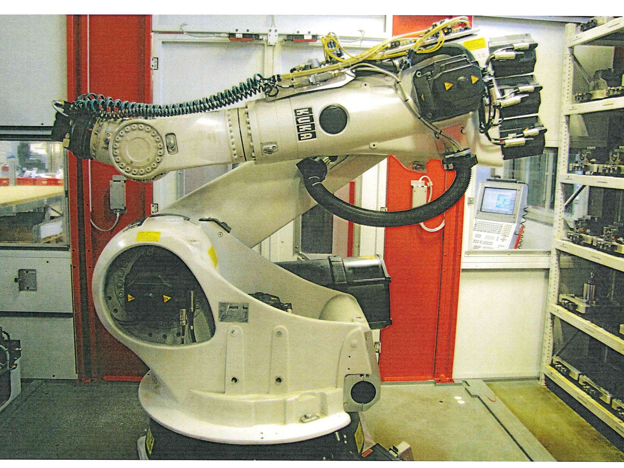 Widok lewej strony maszyny KUKA KR 150-2 2000