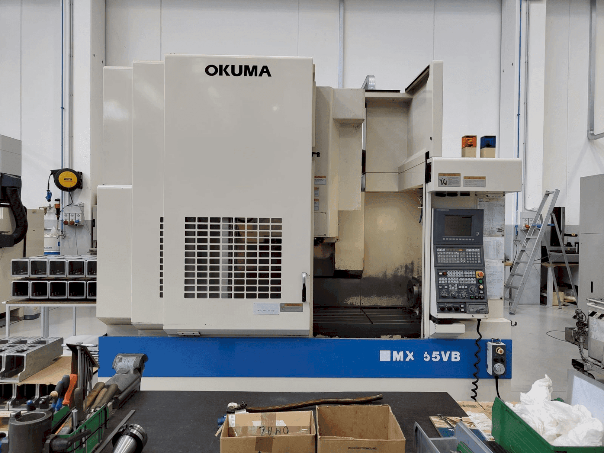 Widok z przodu maszyny Okuma MX 55 VB