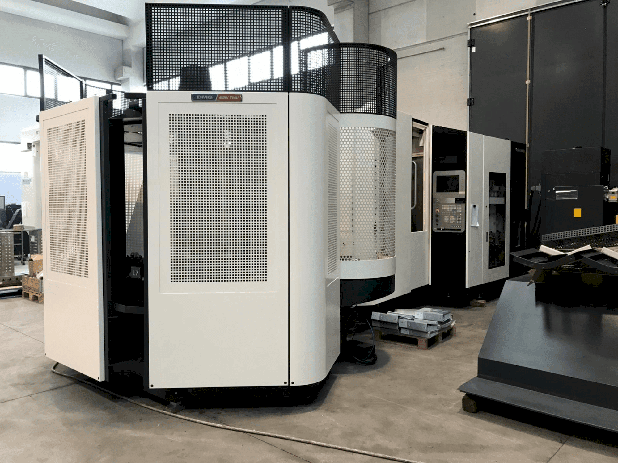 Widok z przodu maszyny DMG DECKEL MAHO DMC 60H Linear