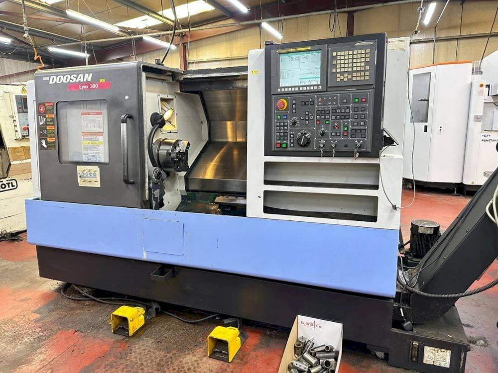 Widok z przodu maszyny Doosan Lynx 300