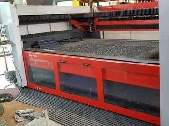 Widok z przodu maszyny Bystronic Bystar II 3015
