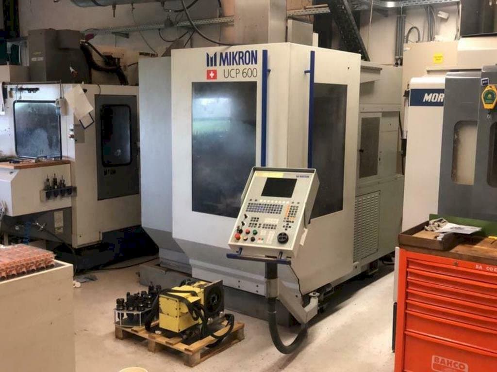 Widok z przodu maszyny MIKRON UCP600