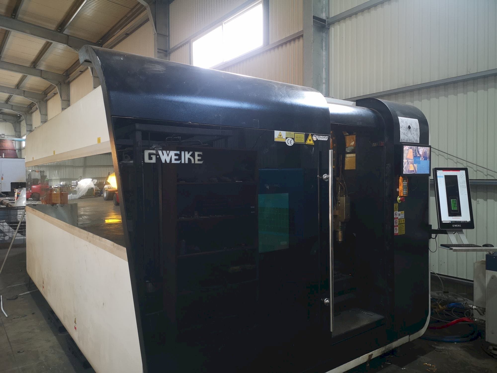 Widok z przodu maszyny GWEIKE LF 3015 GA CNC