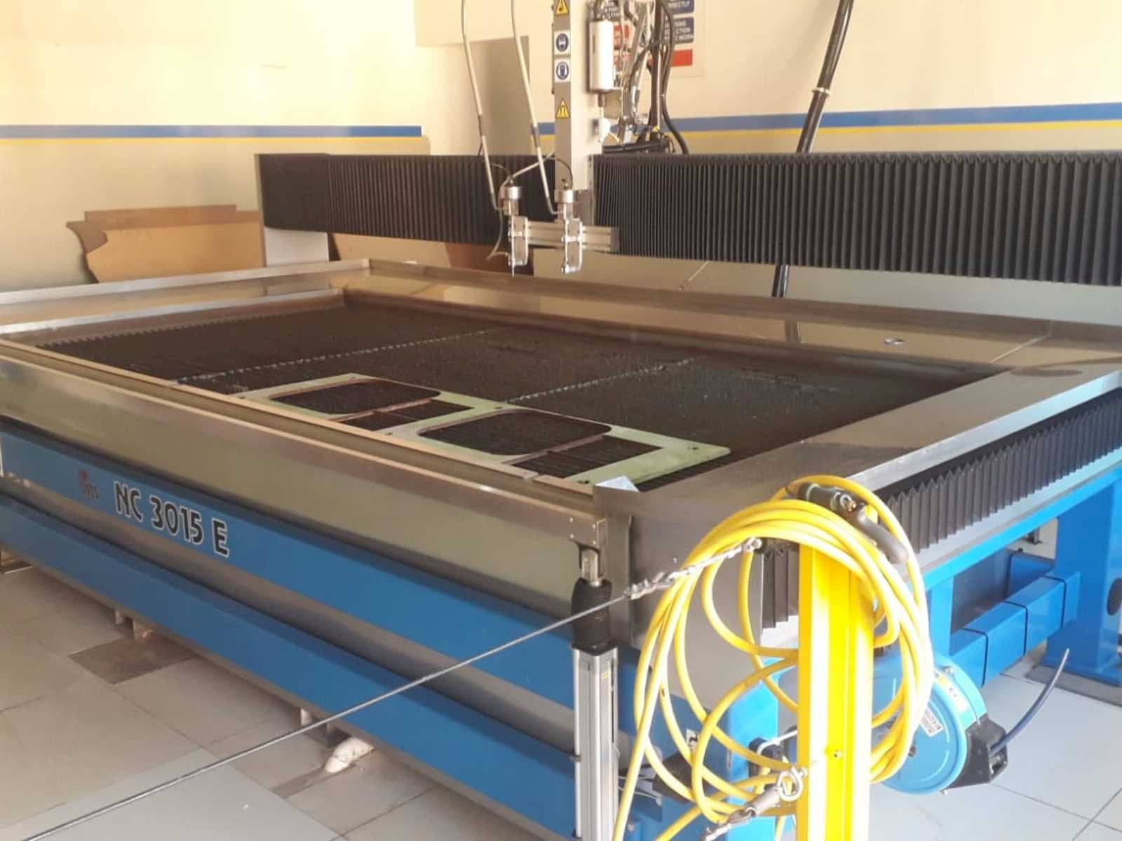 Widok z przodu maszyny Waterjet Sweeden NC 3015 e
