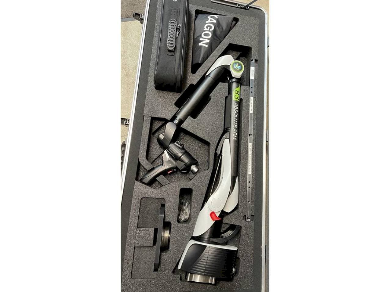 Widok z przodu maszyny Hexagon RA8 V1