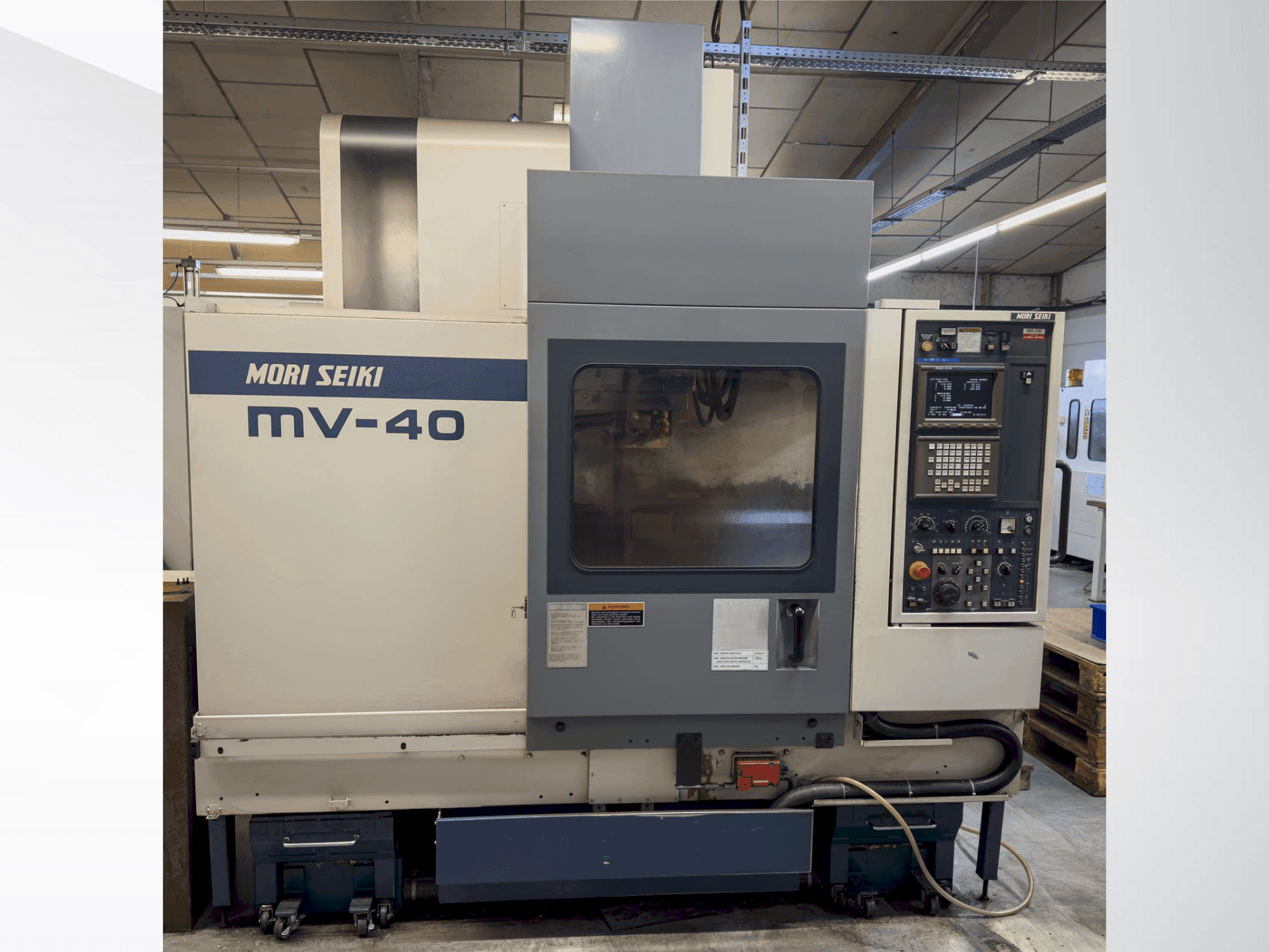 Widok z przodu maszyny MORI SEIKI MV 40B/40
