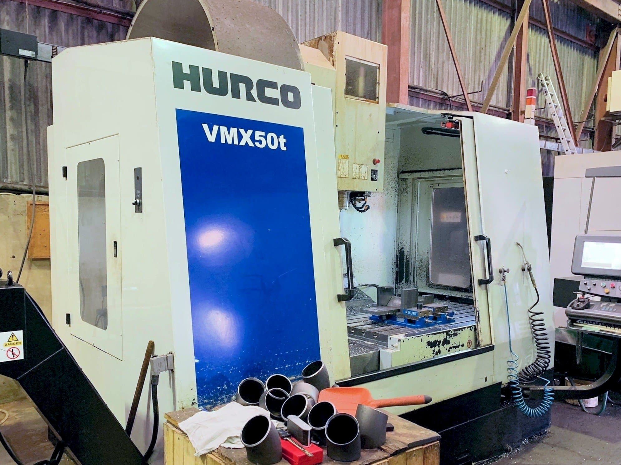 Widok z przodu maszyny Hurco VMX 50T