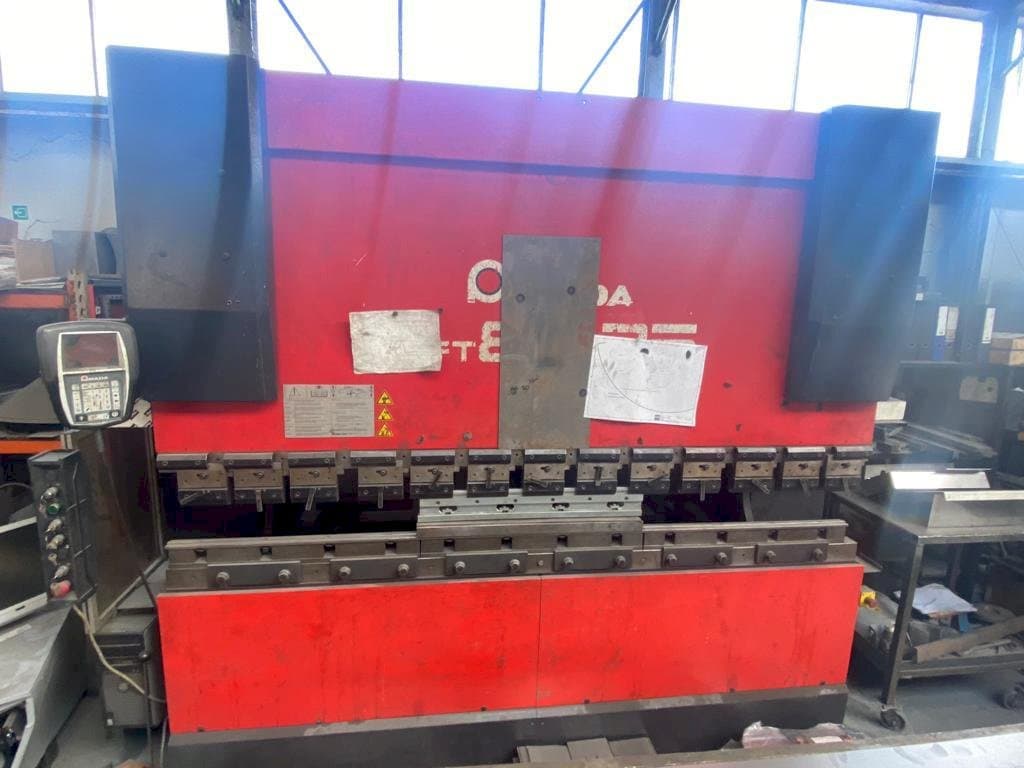 Widok z przodu maszyny AMADA HFT 80 25