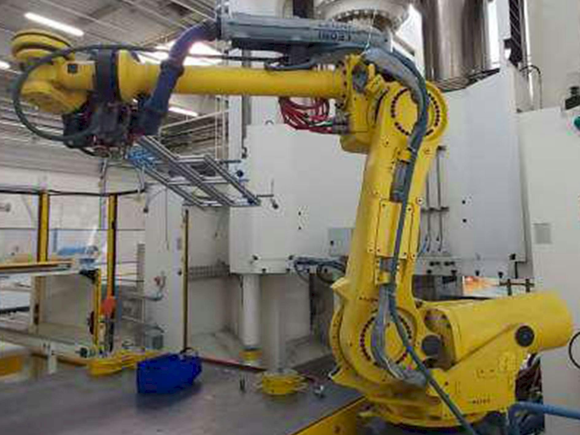 Widok z przodu maszyny FANUC Robot R-2000iB/185L