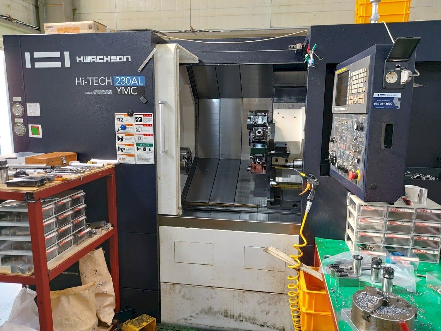 Widok z przodu maszyny HWACHEON Hi-TECH 230AL YMC
