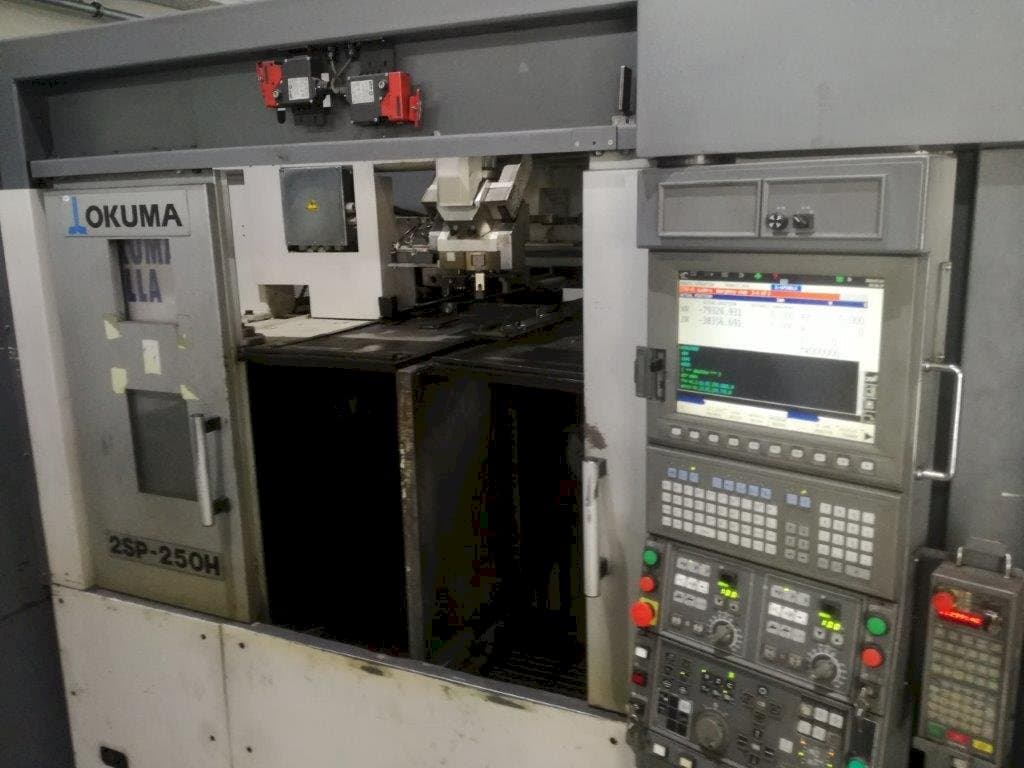 Widok z przodu maszyny Okuma 2SP-250H