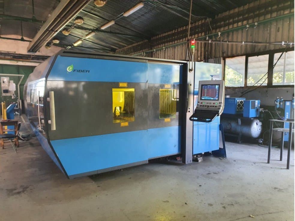 Widok z przodu maszyny Prima Power Platino Fiber