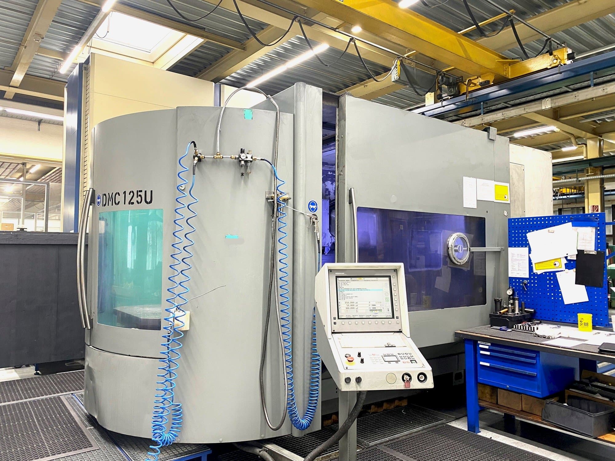 Widok z przodu maszyny DMG Deckel Maho DMC 125 U
