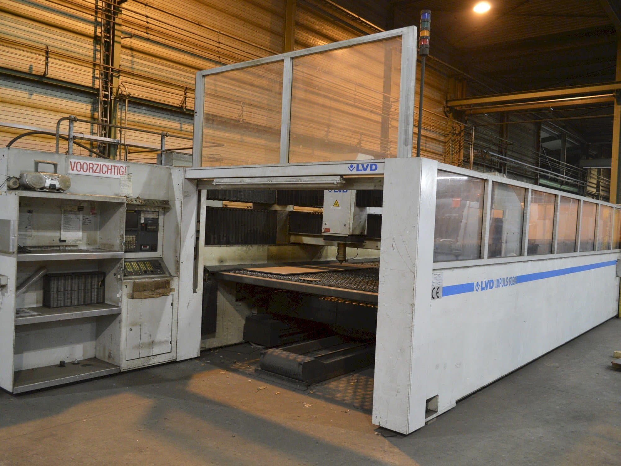 Widok z przodu maszyny LVD IMPULS 6020