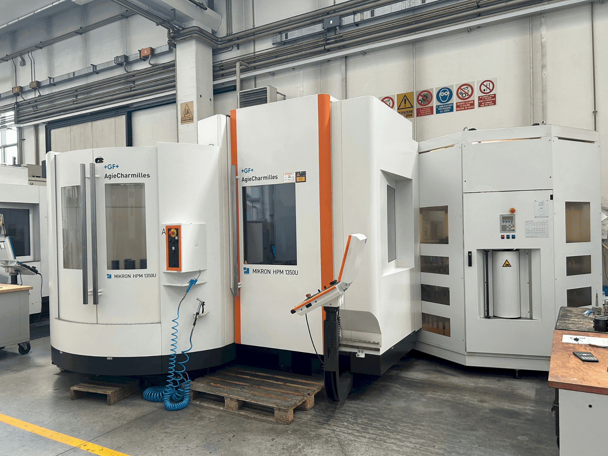 Widok z przodu maszyny AgieCharmilles MIKRON HPM 1350U