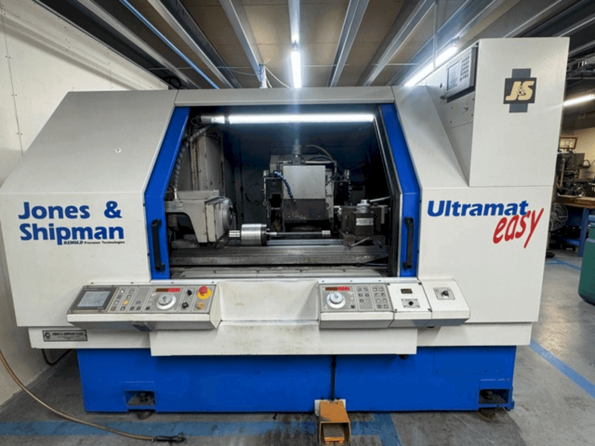 Widok z przodu maszyny Jones & Shipman ULTRAMAT EASY CNC