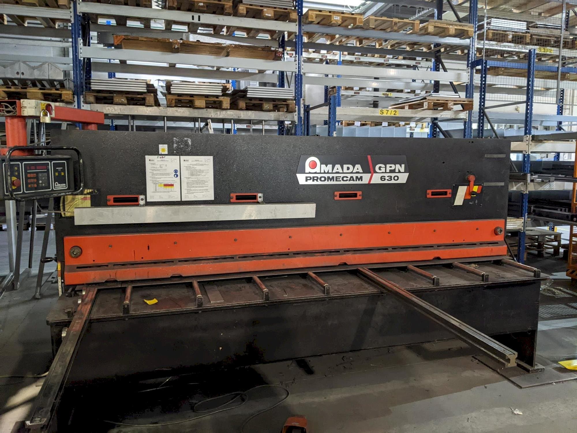 Widok z przodu maszyny AMADA Promecam Gpn 630