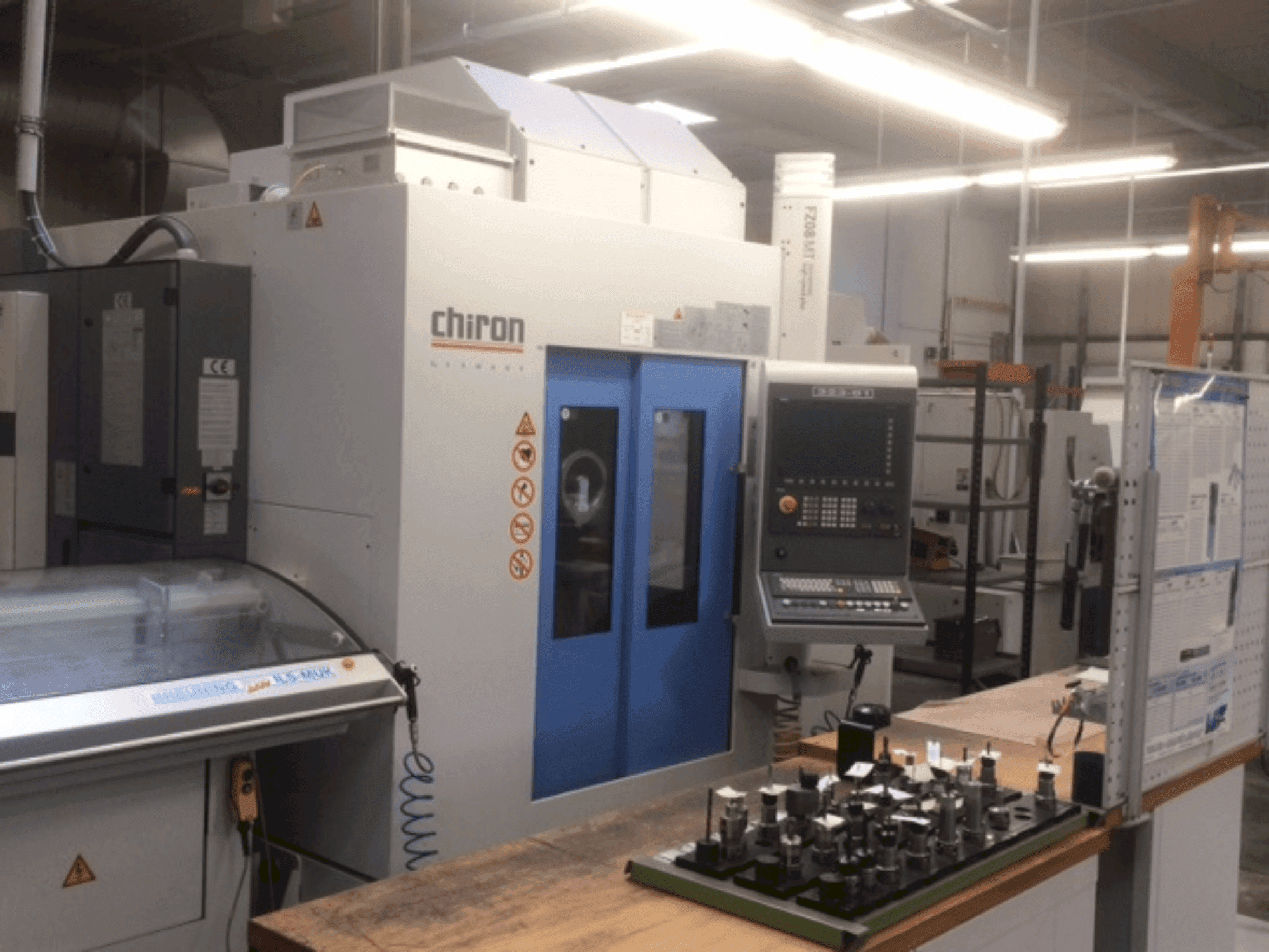 Widok z przodu maszyny CHIRON FZ08 MT (2011)