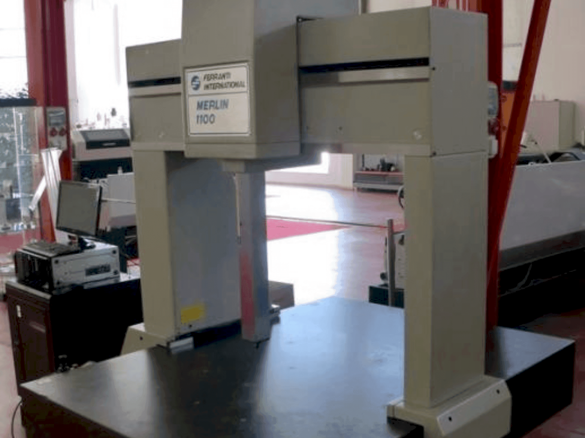 Widok z przodu maszyny FERRANTI INTERNATIONAL MERLIN 1100
