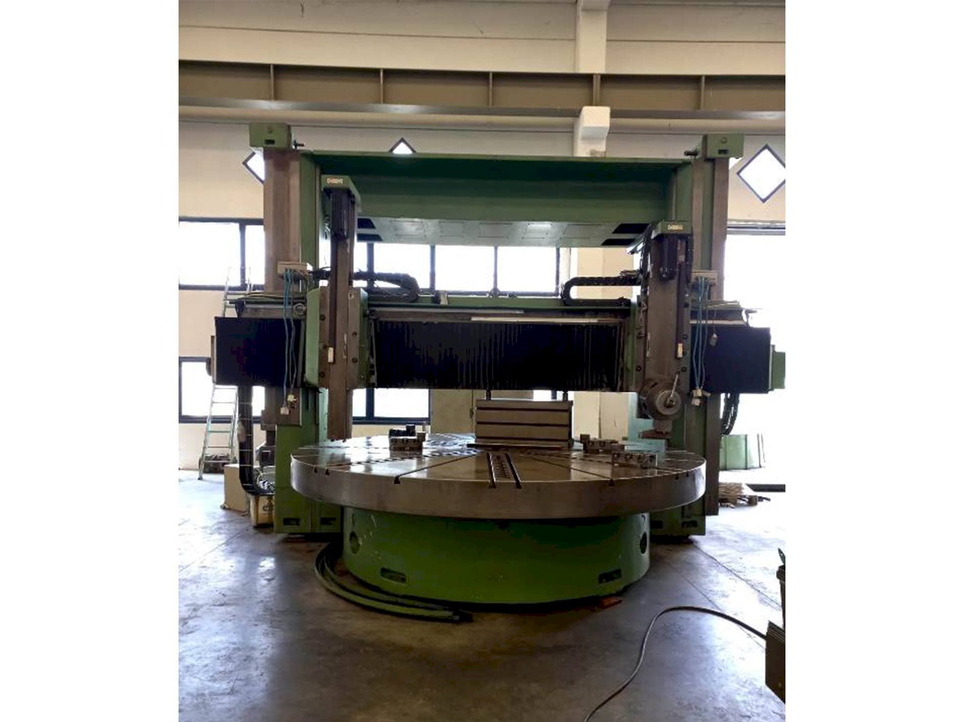 Widok z przodu maszyny Titan SC 43 ECS 1400