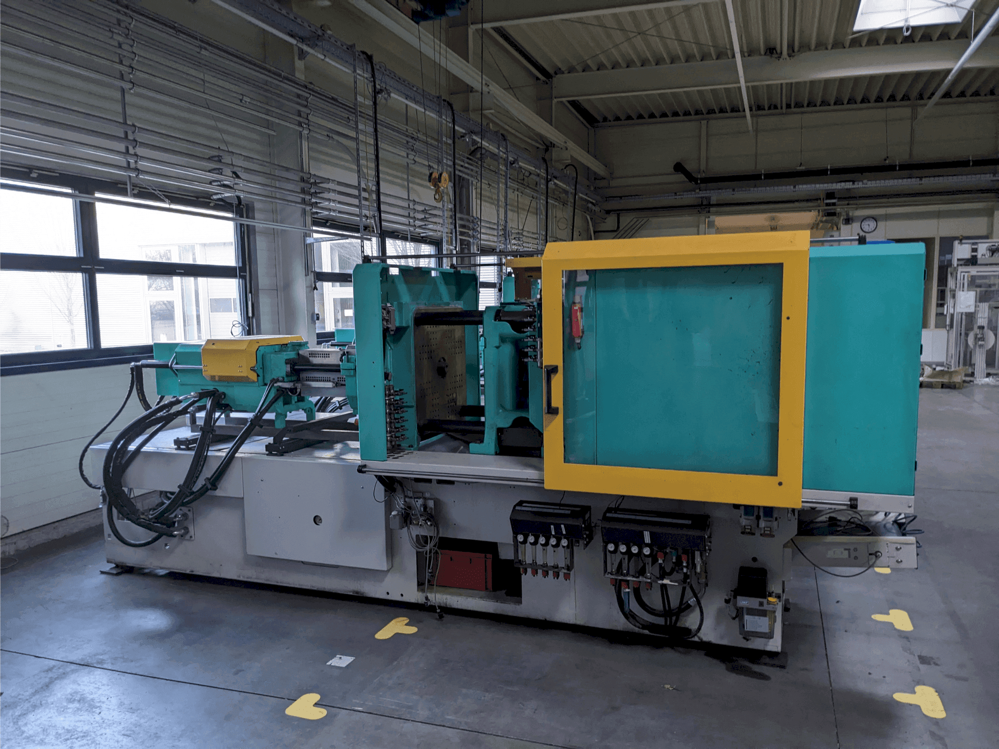 Widok z przodu maszyny Arburg 520 H 1500 - 400