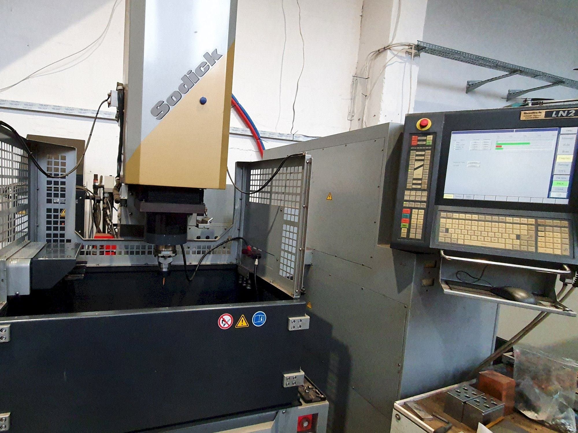 Widok z przodu maszyny Sodick AM3L (2005)