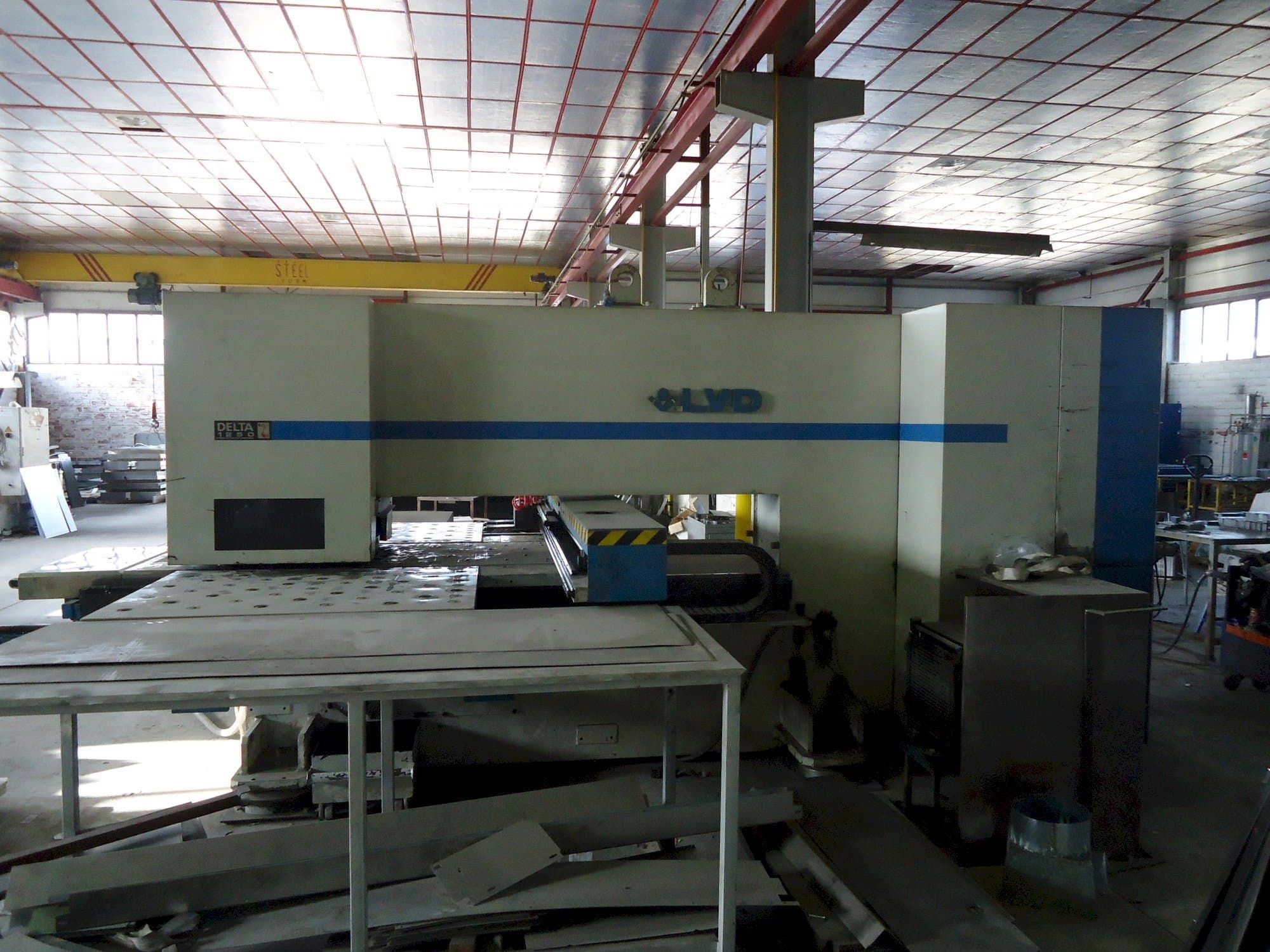 Widok z przodu maszyny LVD delta 1250