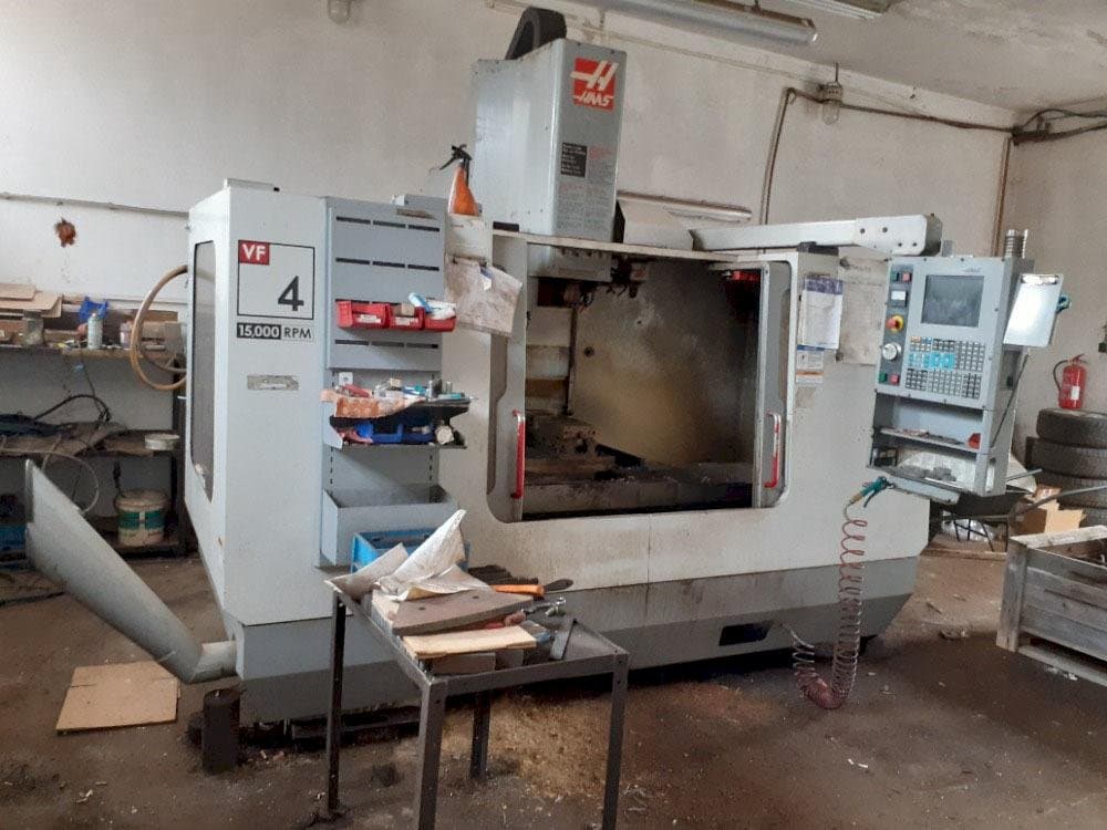 Widok z przodu maszyny HAAS VF-4 DHE