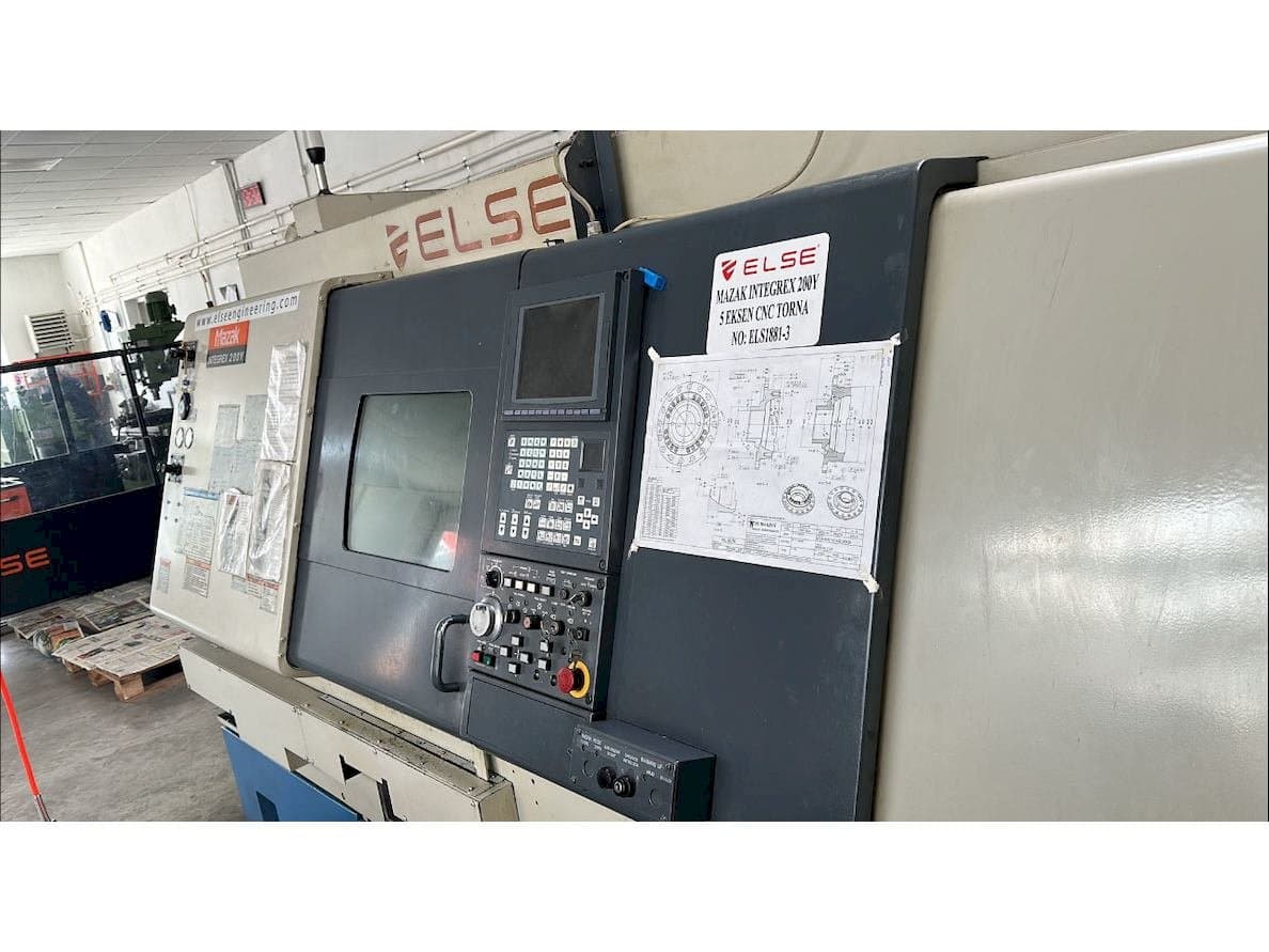 Widok z przodu maszyny Mazak Integrex 200Y